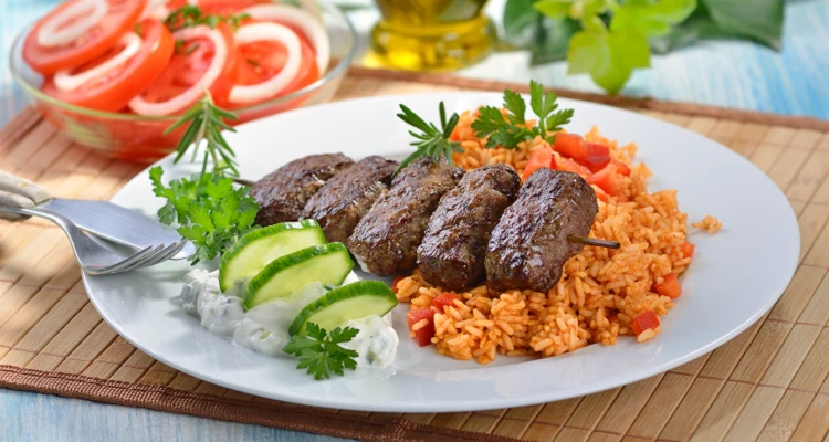 Cevapcici mit Tzatziki und Tomatenreis